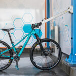 Fahrrad in Fahrradhalterung BIKE WASH bei der Wäsche in einer SB-Waschbox