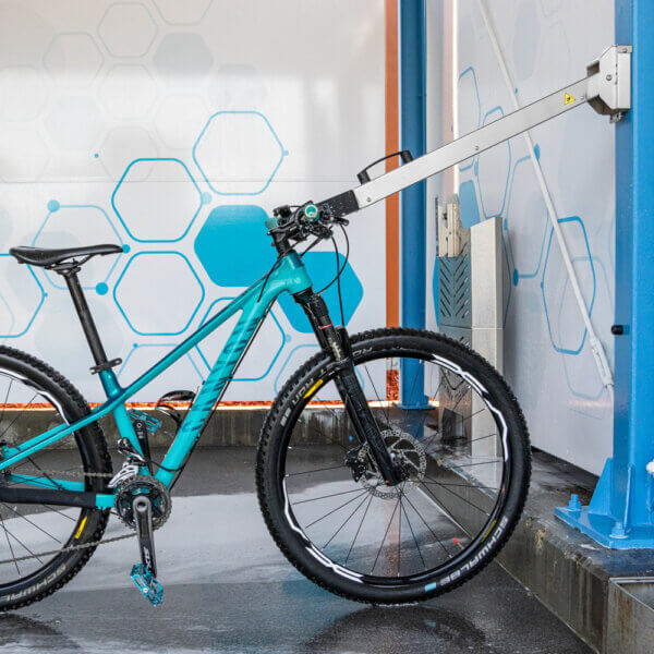 Fahrrad in Fahrradhalterung BIKE WASH bei der Wäsche in einer SB-Waschbox