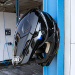Motorradhelm auf Helmhalterung für Motorrad- und Fahrradhelme in einer SB-Waschbox