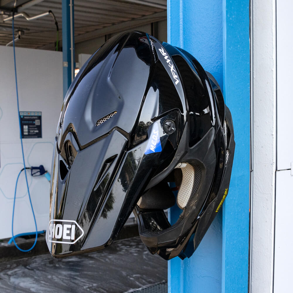 helmhalterung-mit-helm-ordnung-sb-waschplatz-0016191 Motorradhelm auf Helmhalterung für Motorrad- und Fahrradhelme in einer SB-Waschbox